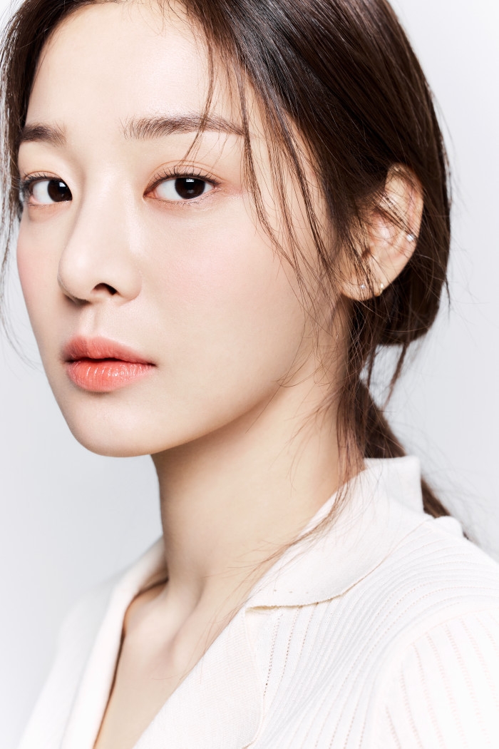 薛仁雅唯美純白風簡歷照