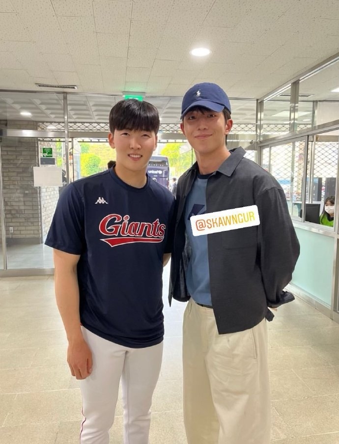 棒球投手崔俊勇上傳自己和南柱赫的合照