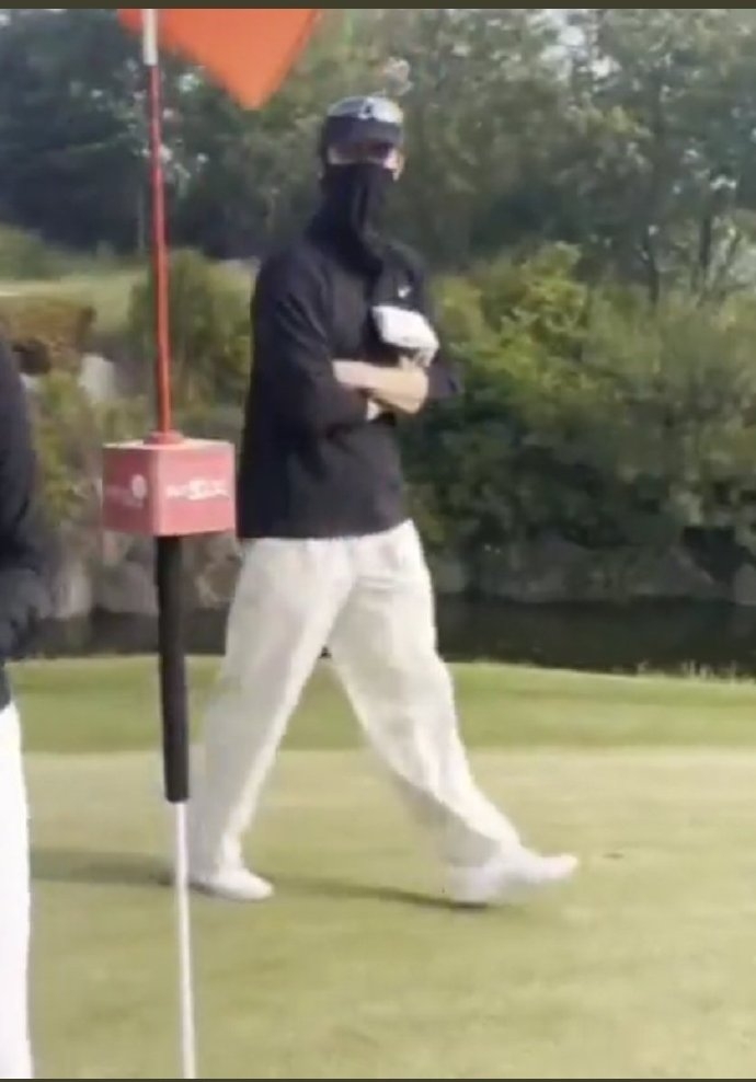 南柱赫被目擊和之前拍攝《河伯》的朴奎善演員一起打高爾夫