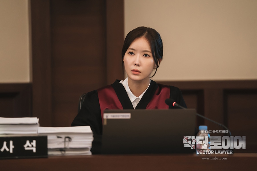 林秀香在《Dr.Lawyer》飾演醫療犯罪專門部檢察官「金錫英」