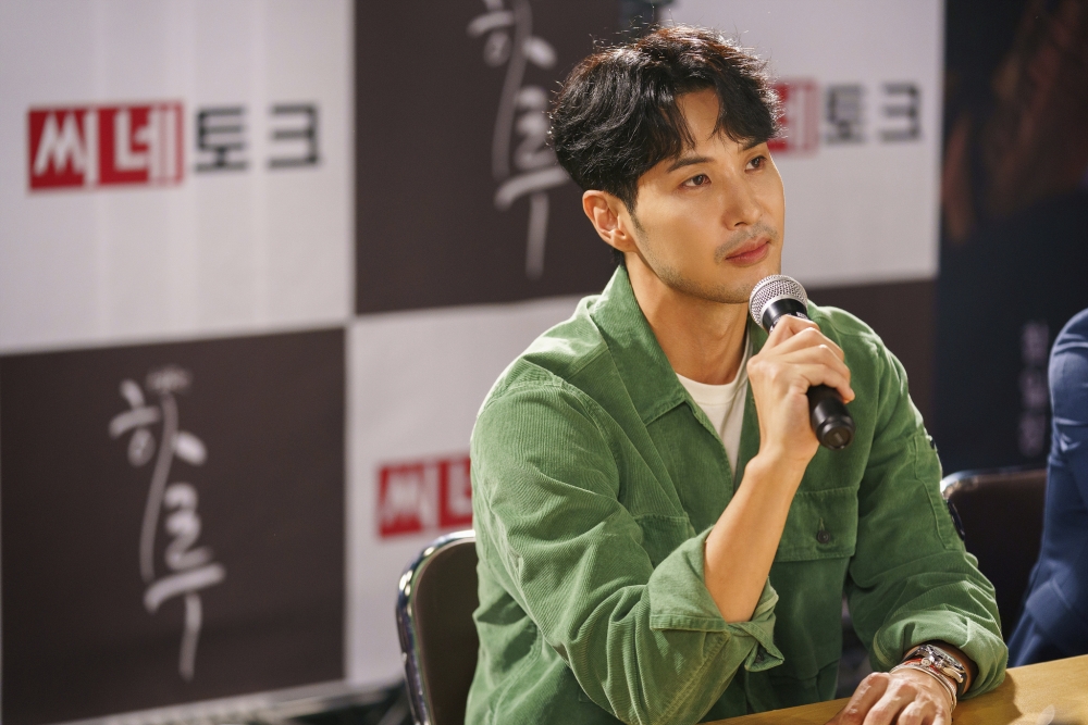 金知碩飾演洪藝述的初戀情人李畢約