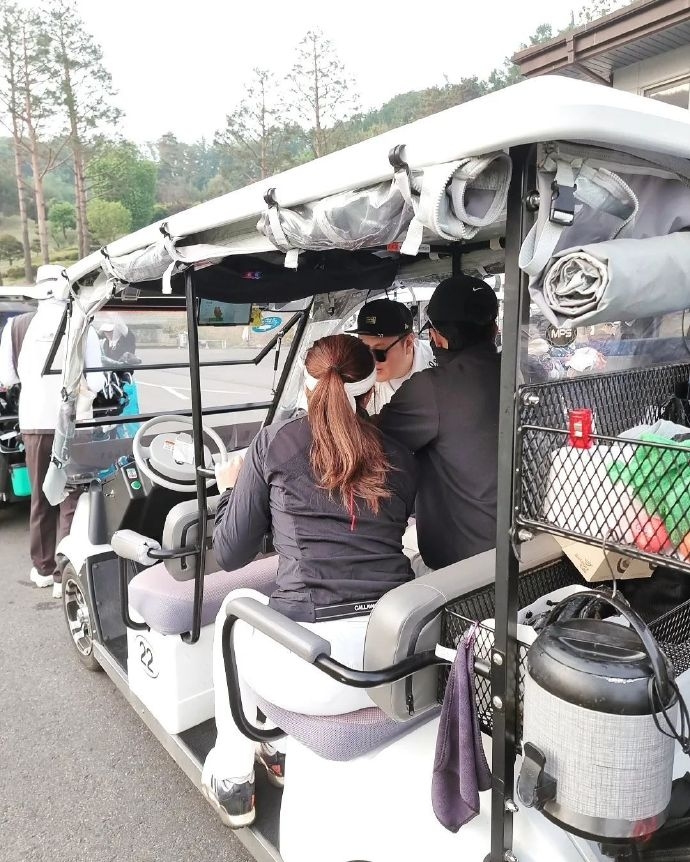 南柱赫被目擊和之前拍攝《河伯》的朴奎善演員一起打高爾夫