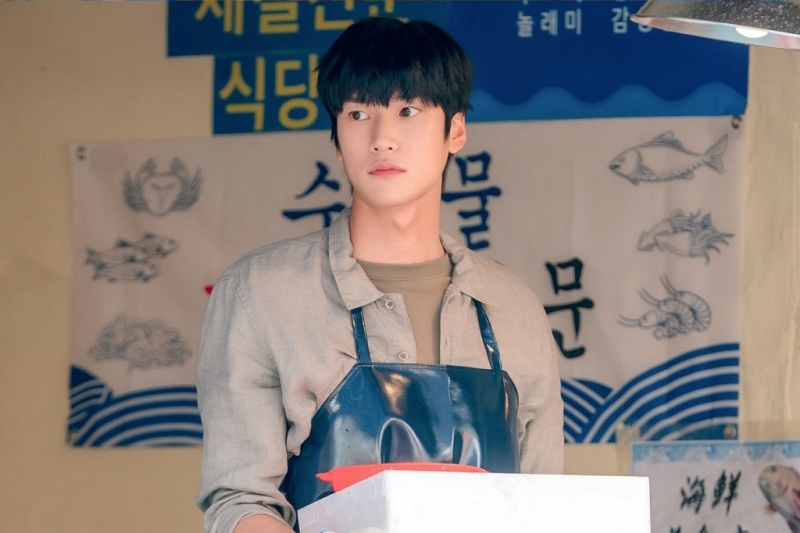 羅人友飾演有著厄運魔咒的海鮮販子「孔秀光」