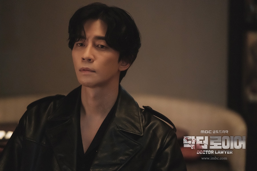 申成祿在《Dr.Lawyer》飾演投資企業亞洲支部長「Jaden Lee」