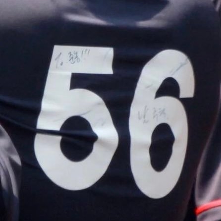 南柱赫在棒球球員的球衣上簽名