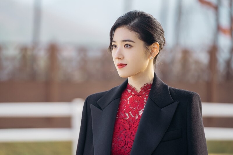 鄭恩彩曾在《The King：永遠的君主》中飾演最美女總理「具瑞怜」