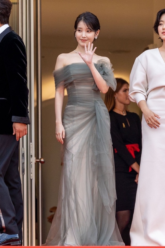 IU身著淺灰色抓皺透紗禮服出席坎城影展