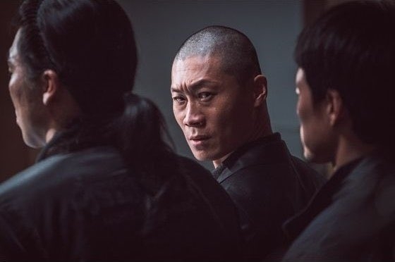 陳善圭飾演北韓犯罪組織的頭目「張明俊」