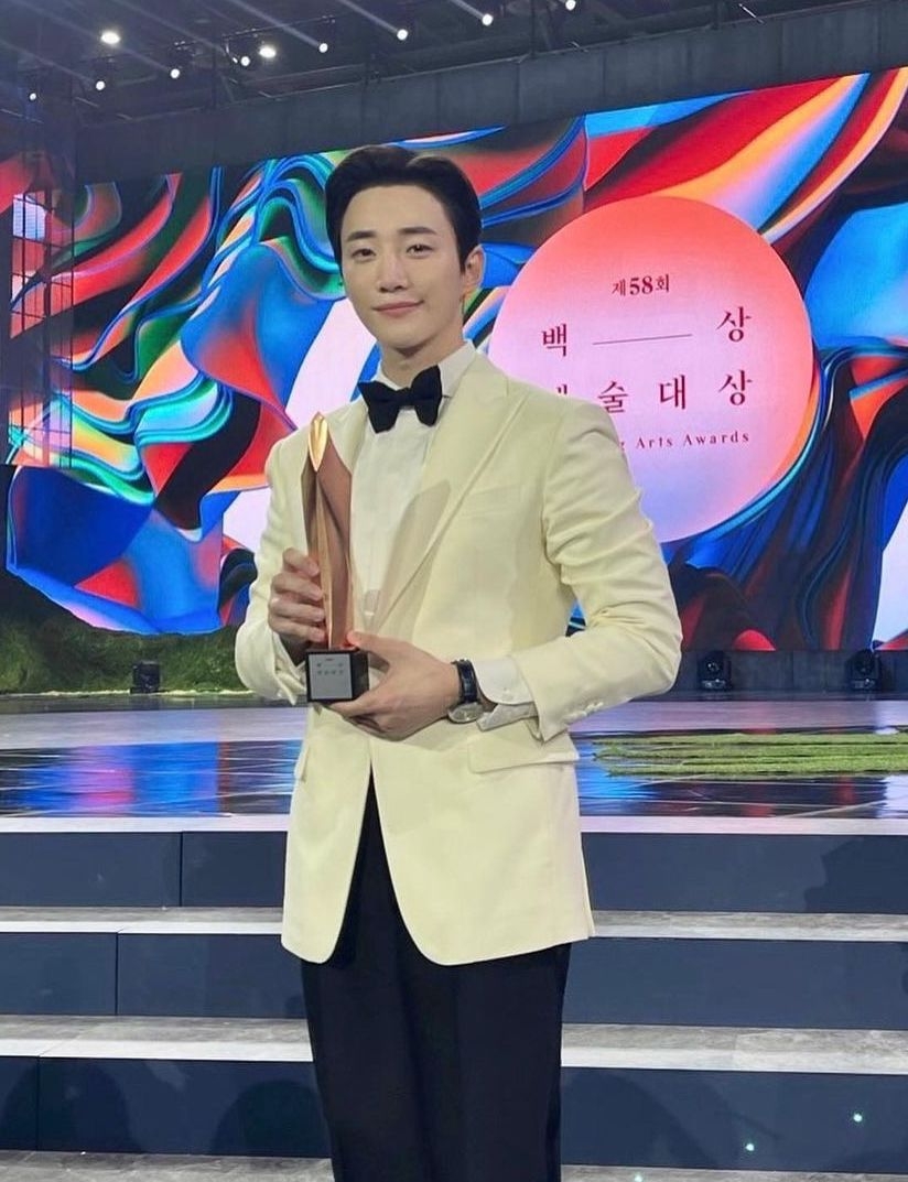 李俊昊獲得《第58屆百想》男子最優秀演技獎