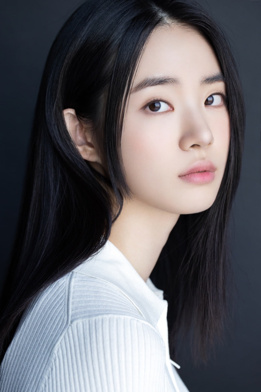 申詩雅與金多美的前經紀公司ANDMARQ簽約