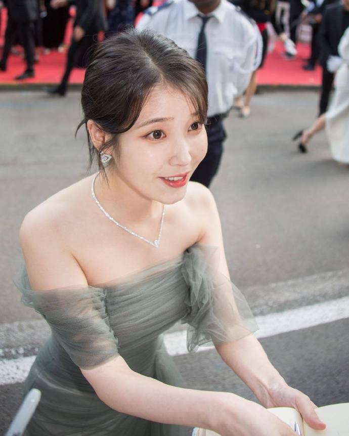 IU走完紅毯不忘照顧粉絲