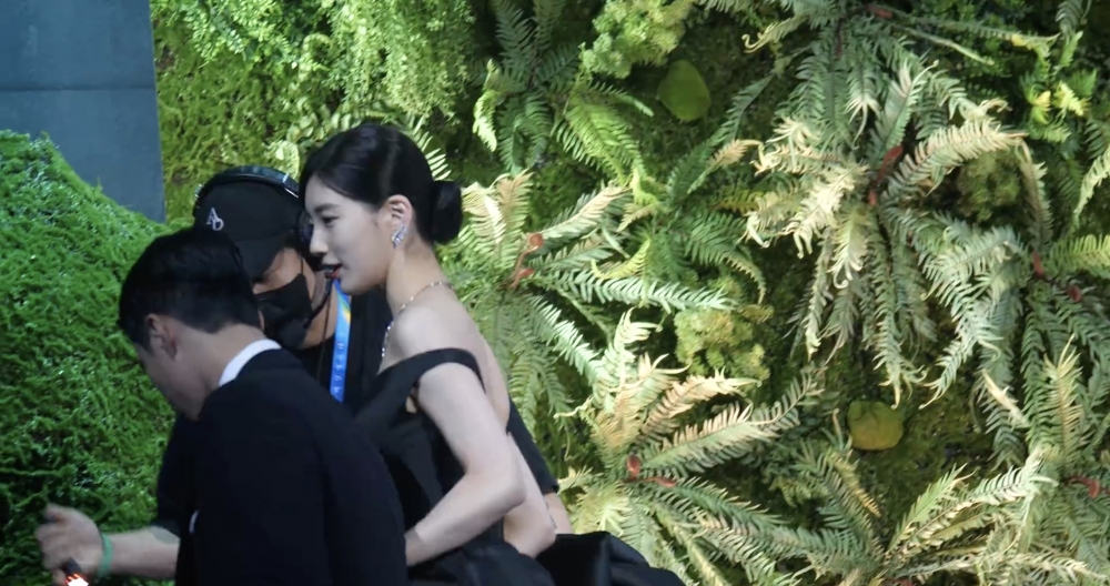 朴寶劍幫秀智拿手卡和麥克風