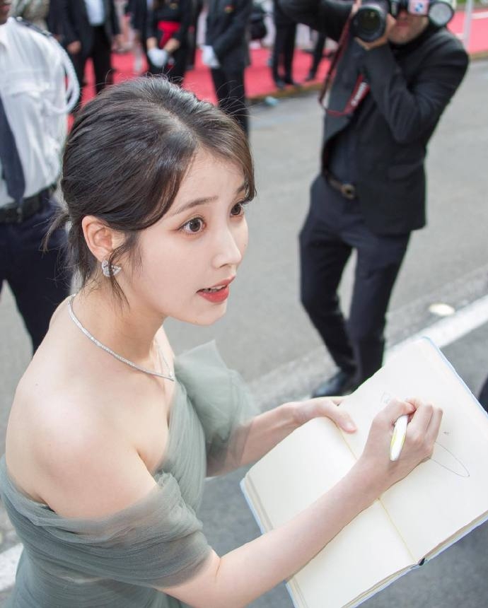 IU走完紅毯不忘照顧粉絲