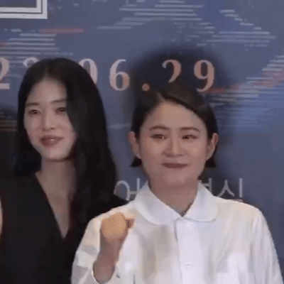 湯唯現學「韓式比心」