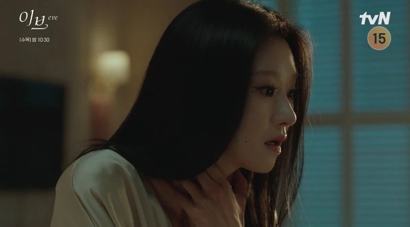 拉艾流著淚、慢慢掐住自己的脖子