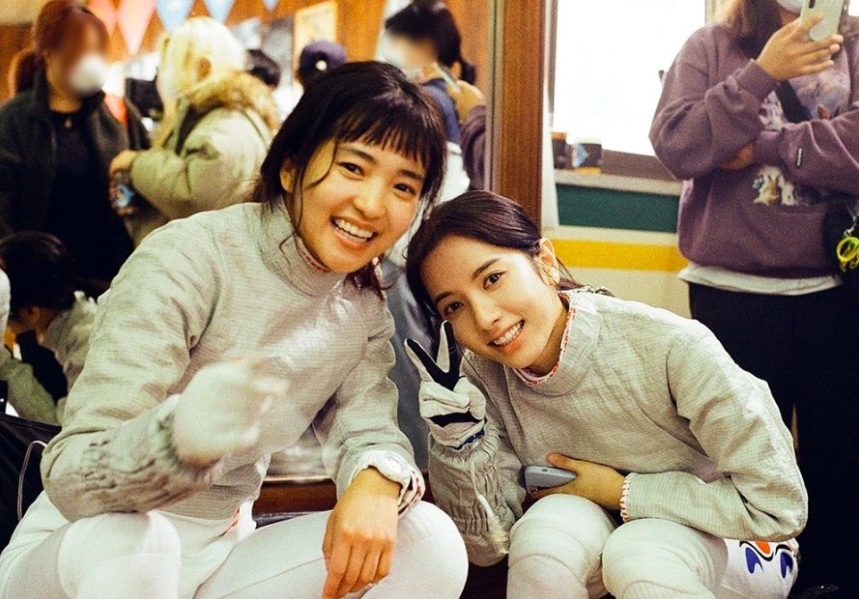 金泰梨與苞娜在《二十五,二十一》中飾演擊劍選手「羅希度」與「高宥琳」