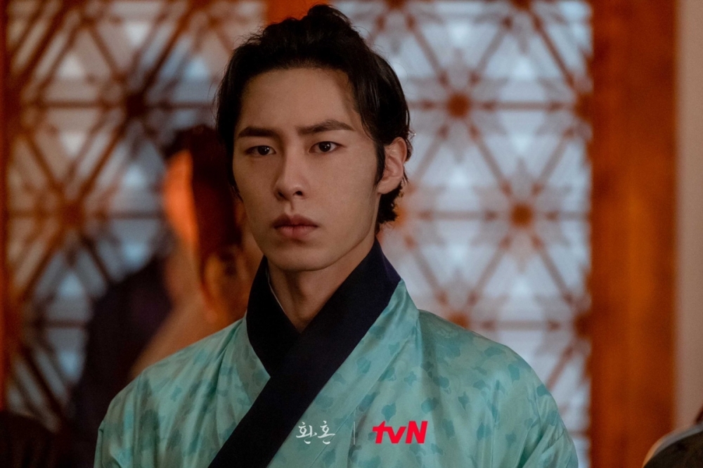 李宰旭飾演望族少爺「張旭」