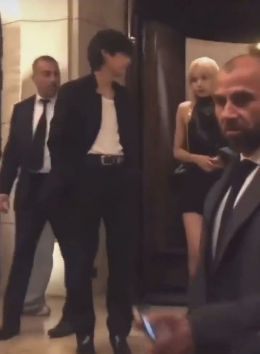 V回頭等待Lisa、朴寶劍