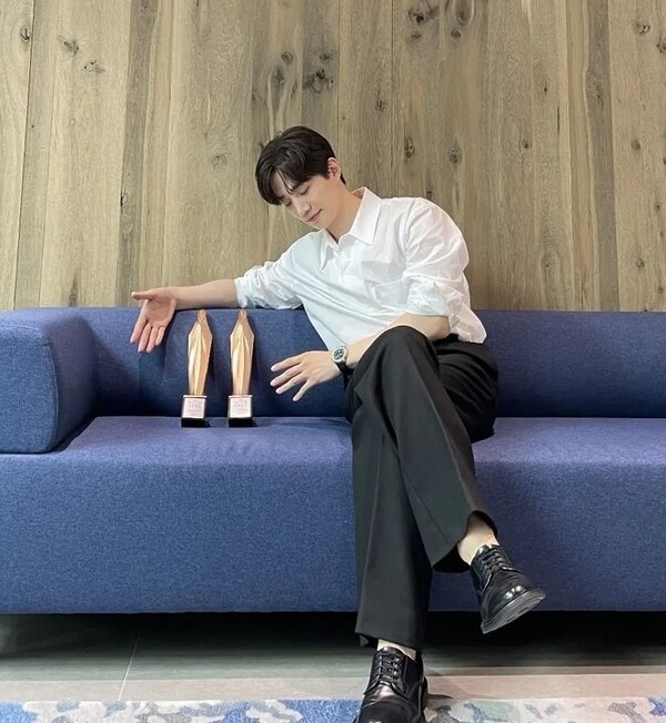 李俊昊在百想上獲得「男子最優秀演技獎」與「男子人氣獎」雙冠王