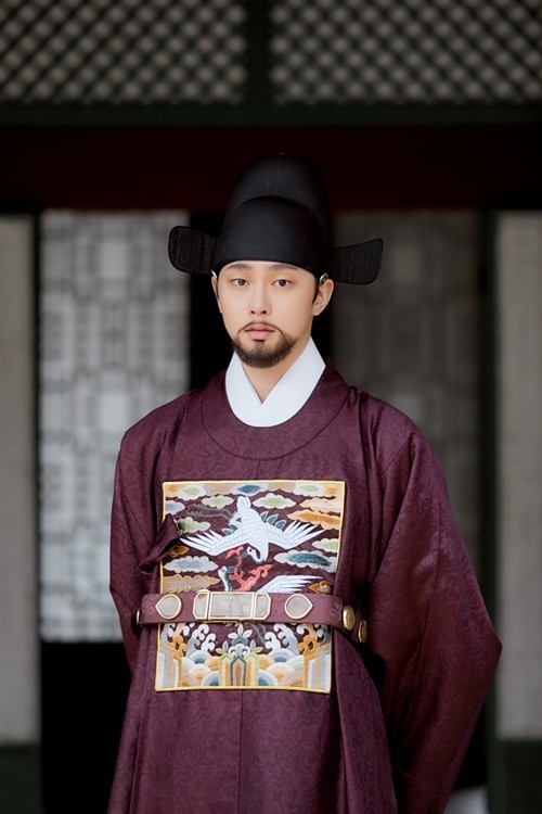 權玄彬在《衣袖紅鑲邊》中飾演和緩翁主的養子鄭伯益