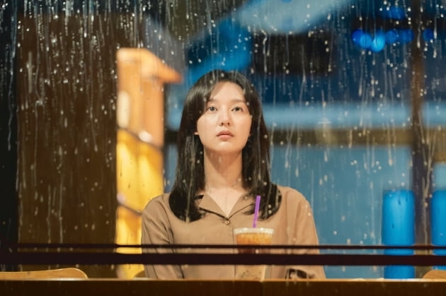 金智媛在《我的出走日記》中飾演厭世上班族「廉美貞」