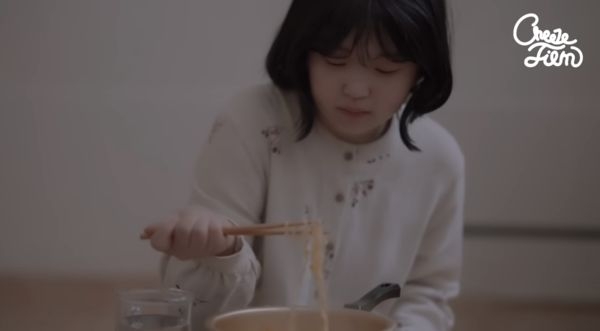 金允熙在網劇《壞少年》中飾演小學生