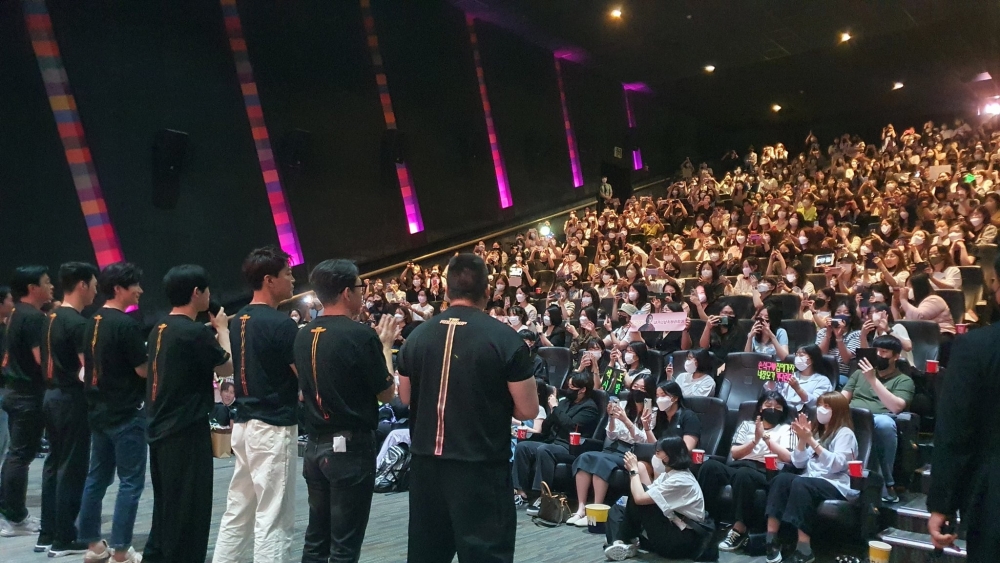 《犯罪都市2》演員們到電影院進行「舞台問候」