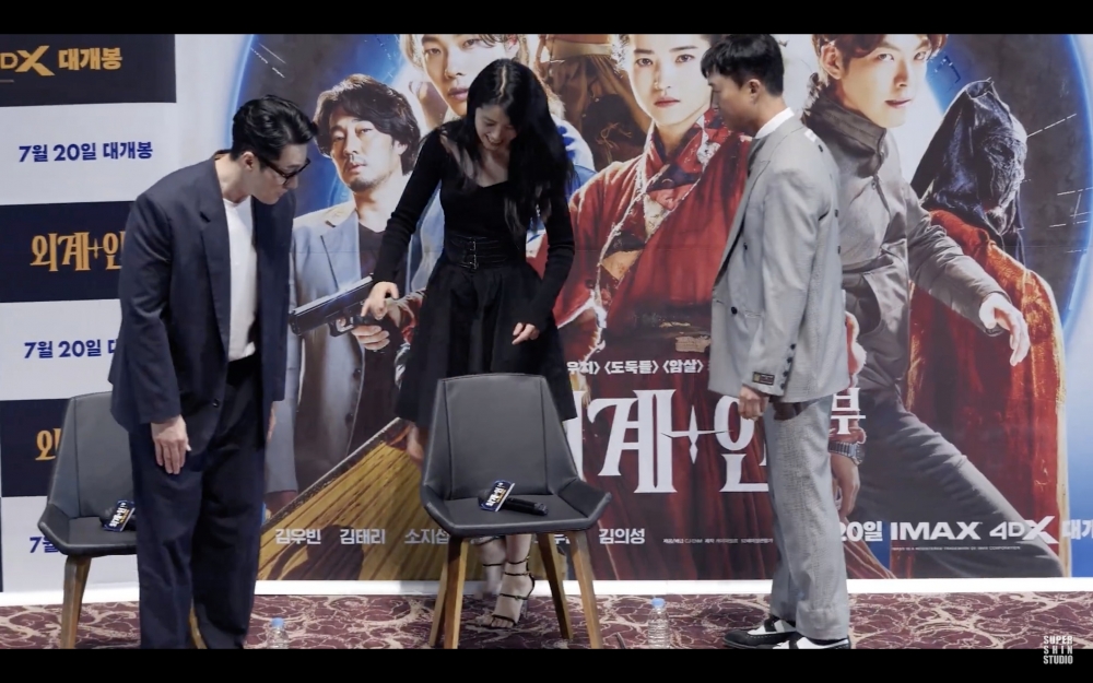 金泰梨打招呼時甩飛戒指