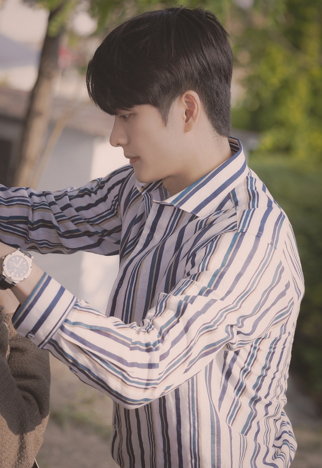 脫下自己的外套給英禑披上的濬浩