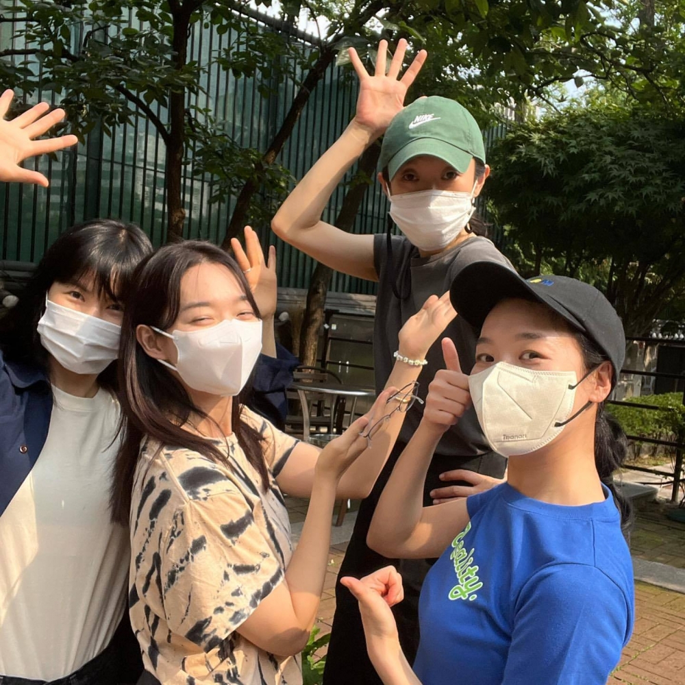 申敏兒與孔敏貞、車清華一起去看李鳳輦的音樂劇