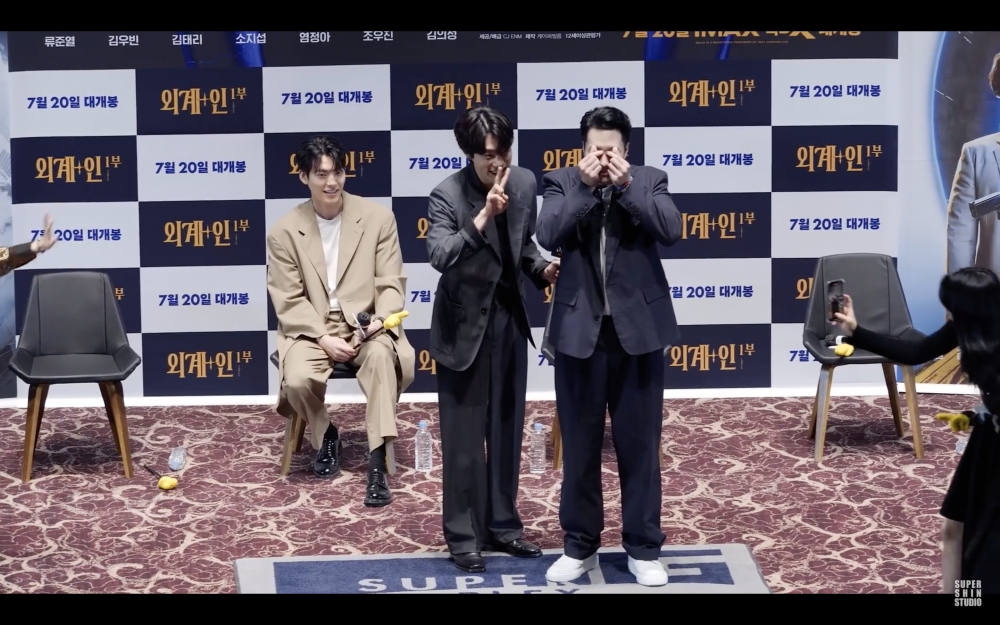 金泰梨化身迷妹拍照