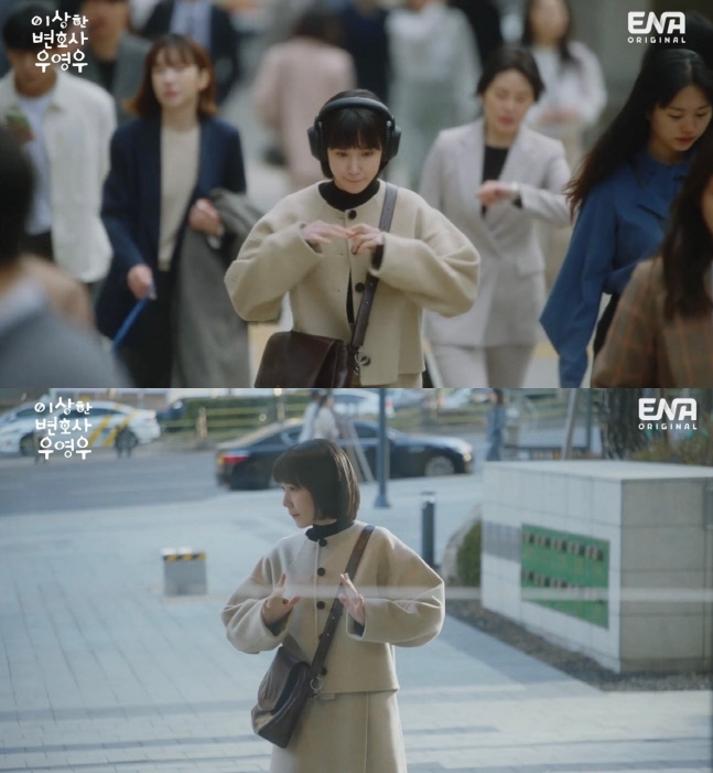 朴恩斌演繹自閉症者的走路方式