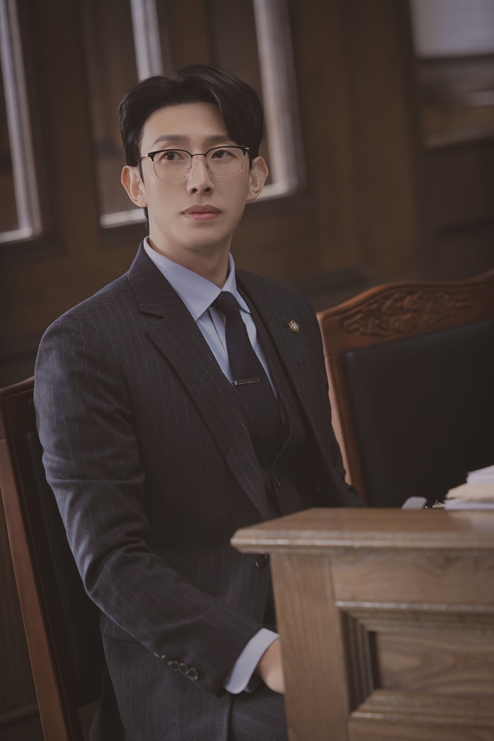 姜其永飾演汪洋律師事務所的資深律師「鄭明錫」