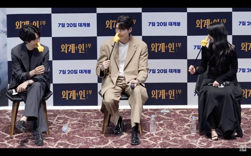 柳俊烈、金宇彬、金泰梨拿手指棒來玩