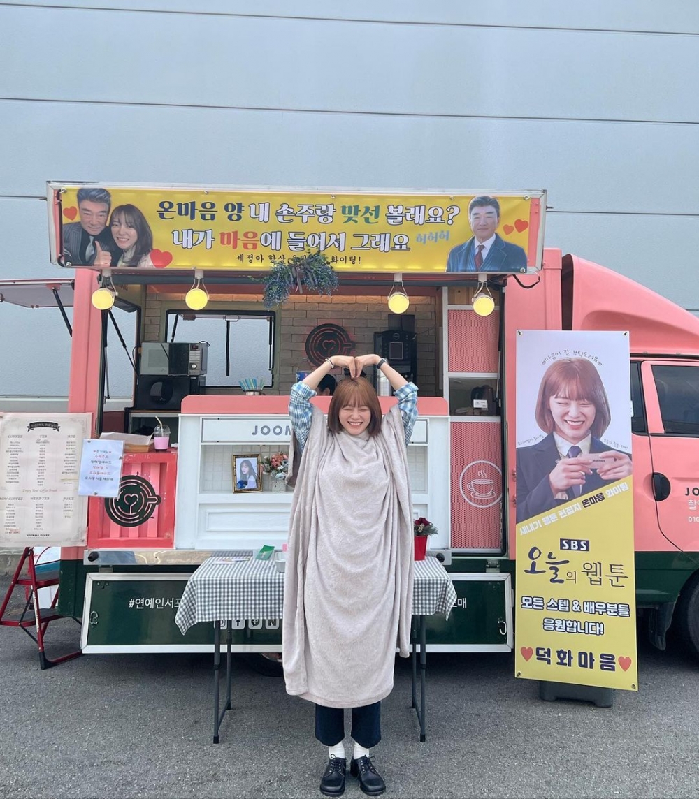 李德華為金世正送上應援咖啡車