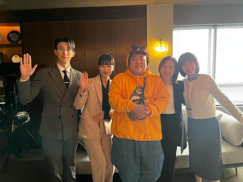 文相勳在IG上傳了與演員們的合照