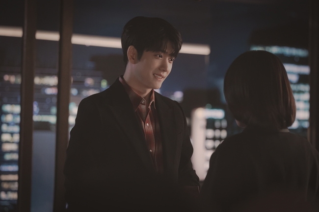 用溫暖的微笑和甜蜜的眼神看著英禑的濬浩