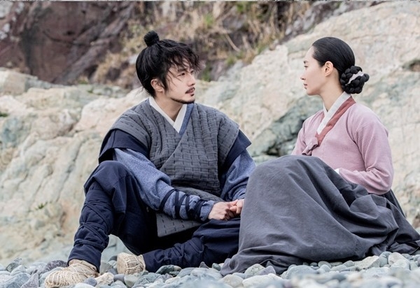 丁一宇與權俞利於2021年合作《打包袱-盜取命運》