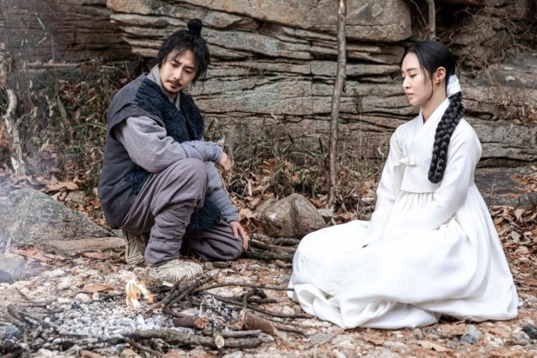 丁一宇與權俞利於2021年合作《打包袱-盜取命運》