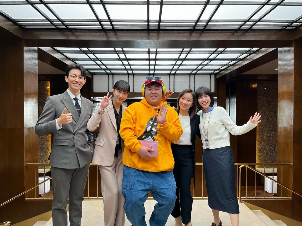 文相勳在IG上傳了與演員們的合照