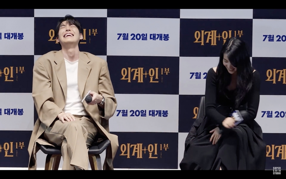 金宇彬笑到差點摔倒