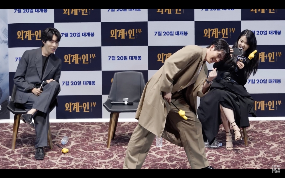 金泰梨化身迷妹拍照