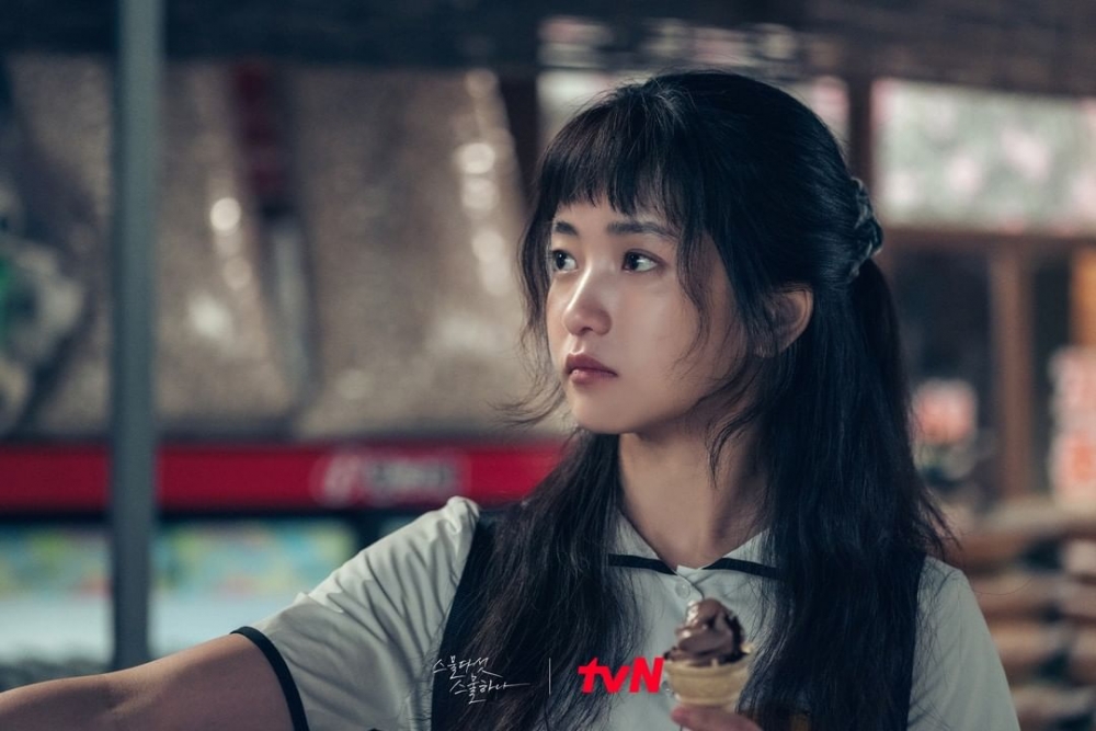 金泰梨在金泰梨、南柱赫主演《二十五二十一》飾演「羅希度」