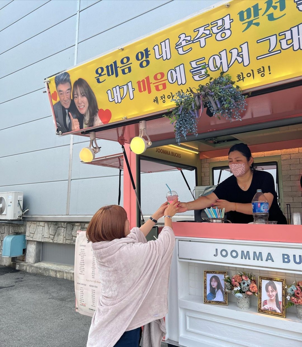 李德華為金世正送上應援咖啡車