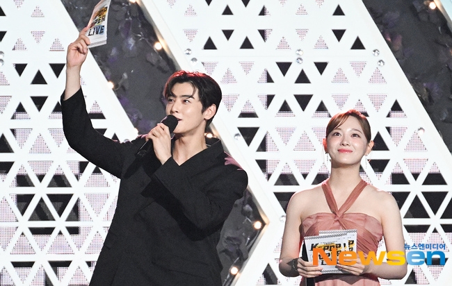 金世正與車銀優合體擔任主持人