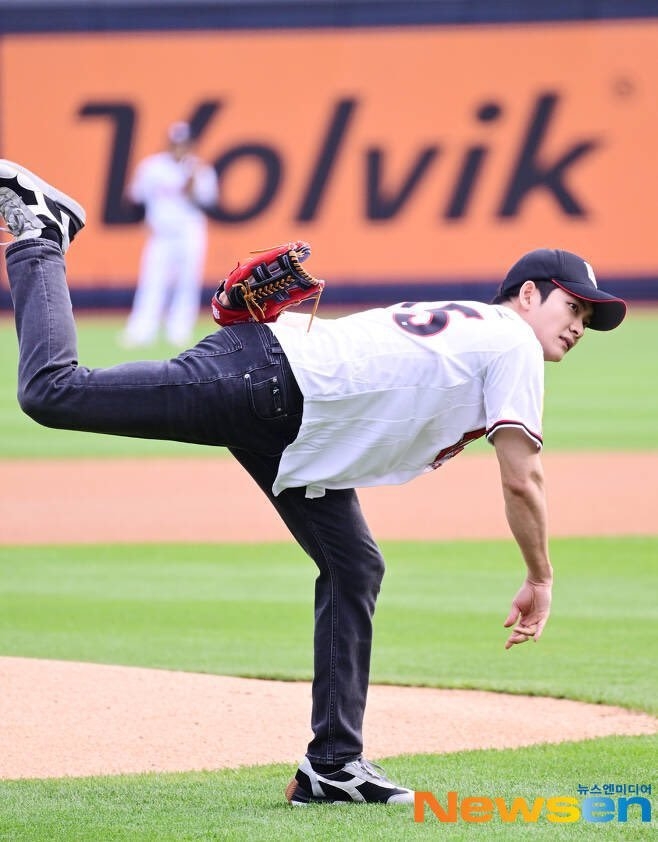 姜泰伍投出有力的一球