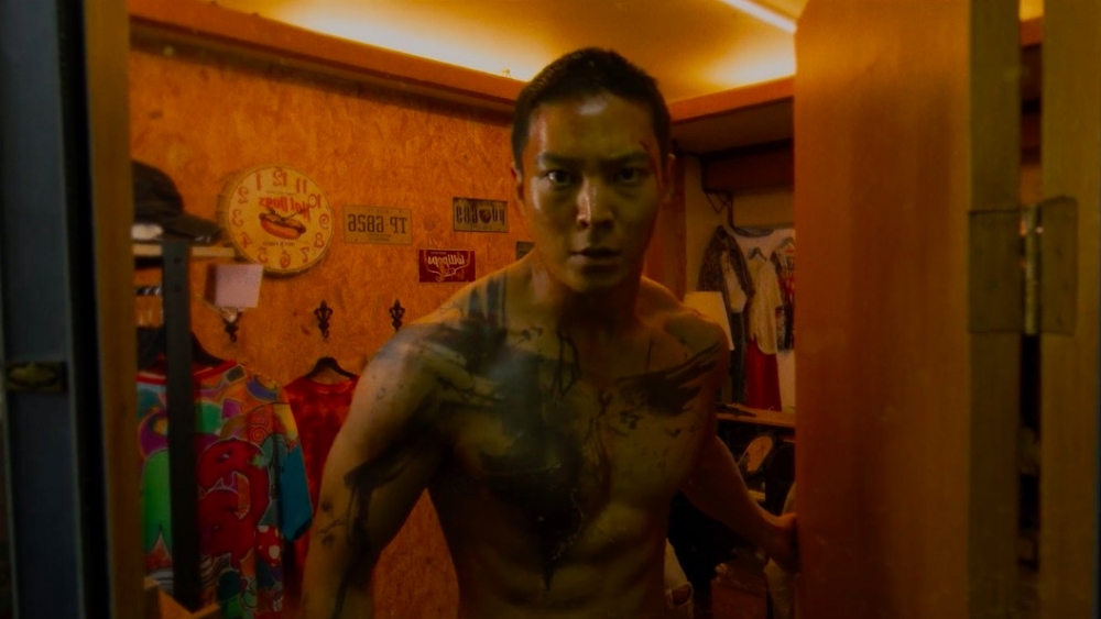 《救命卡特》周元大露結實身材