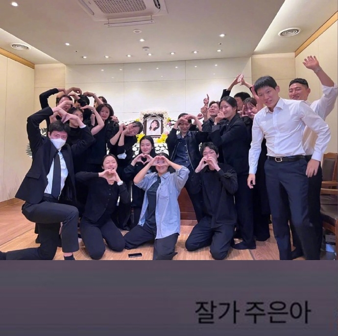 劉珠恩同學們在葬禮上的合照