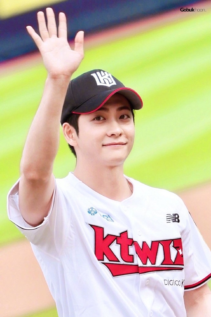 姜泰伍開球 飯拍照