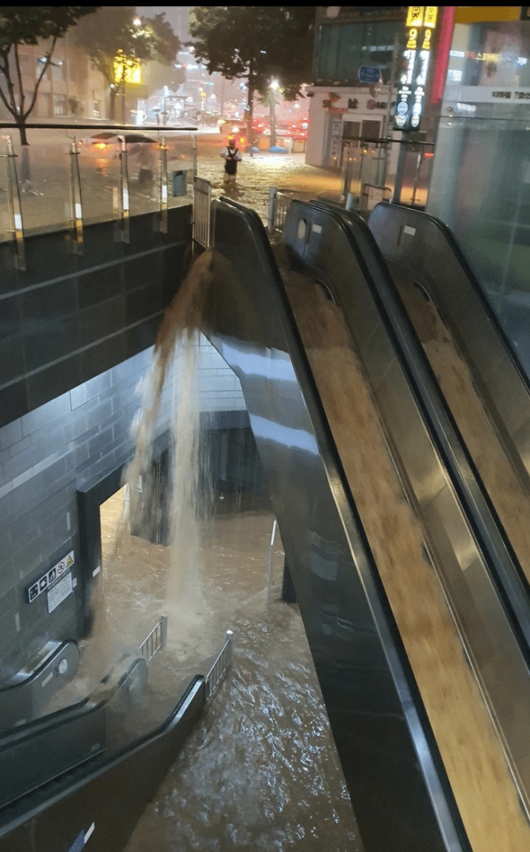 地鐵站災情也十分嚴重